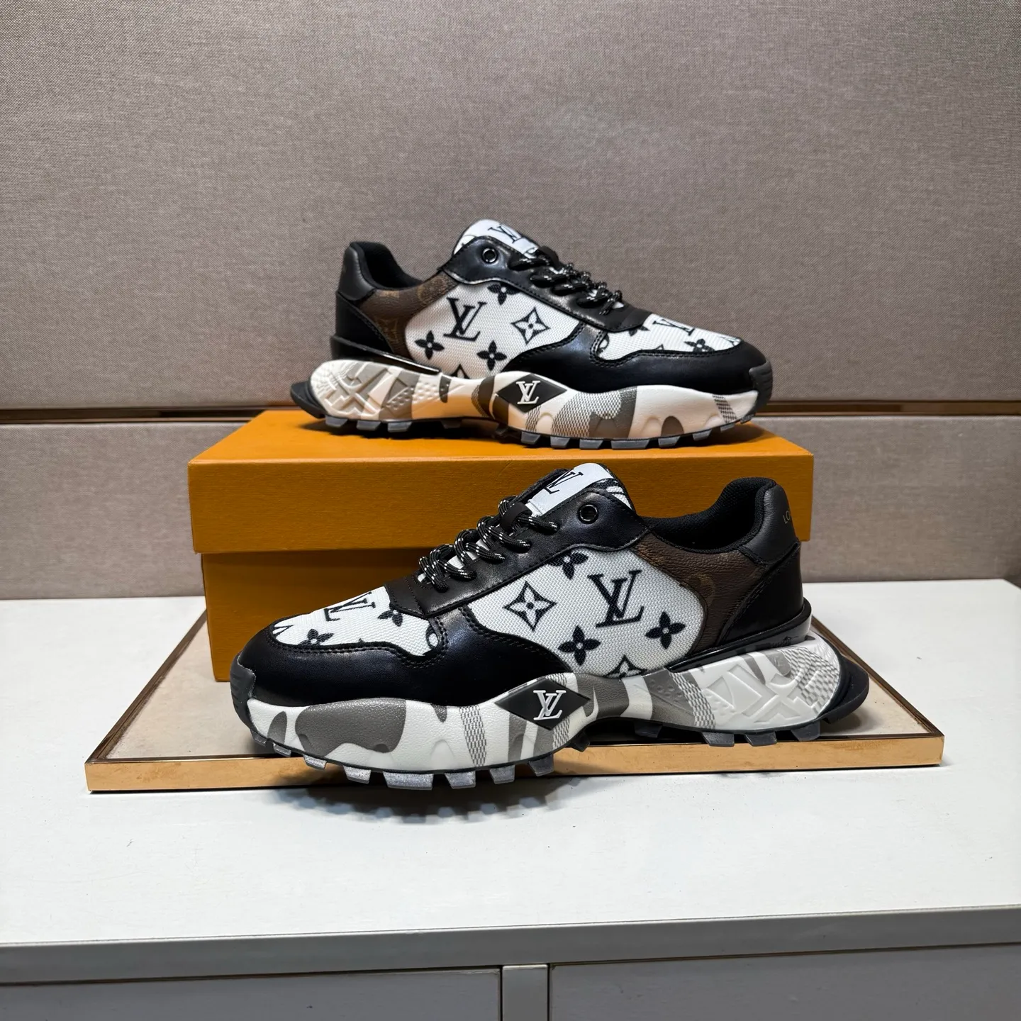 ⬛️Men's shoes 💰p442【LV～】Men's casual shoes 2025z cabinet sales simultaneously 🔶Size: 38-44#️⃣ 🔷2 colors🔜The upper is made of multi-material splicing➕Mesh lining, comfortable and breathable, sole: original comfortable and wear-resistant outsole, ⚠️real thing📱photographed🎬real thing is better📢📢📢